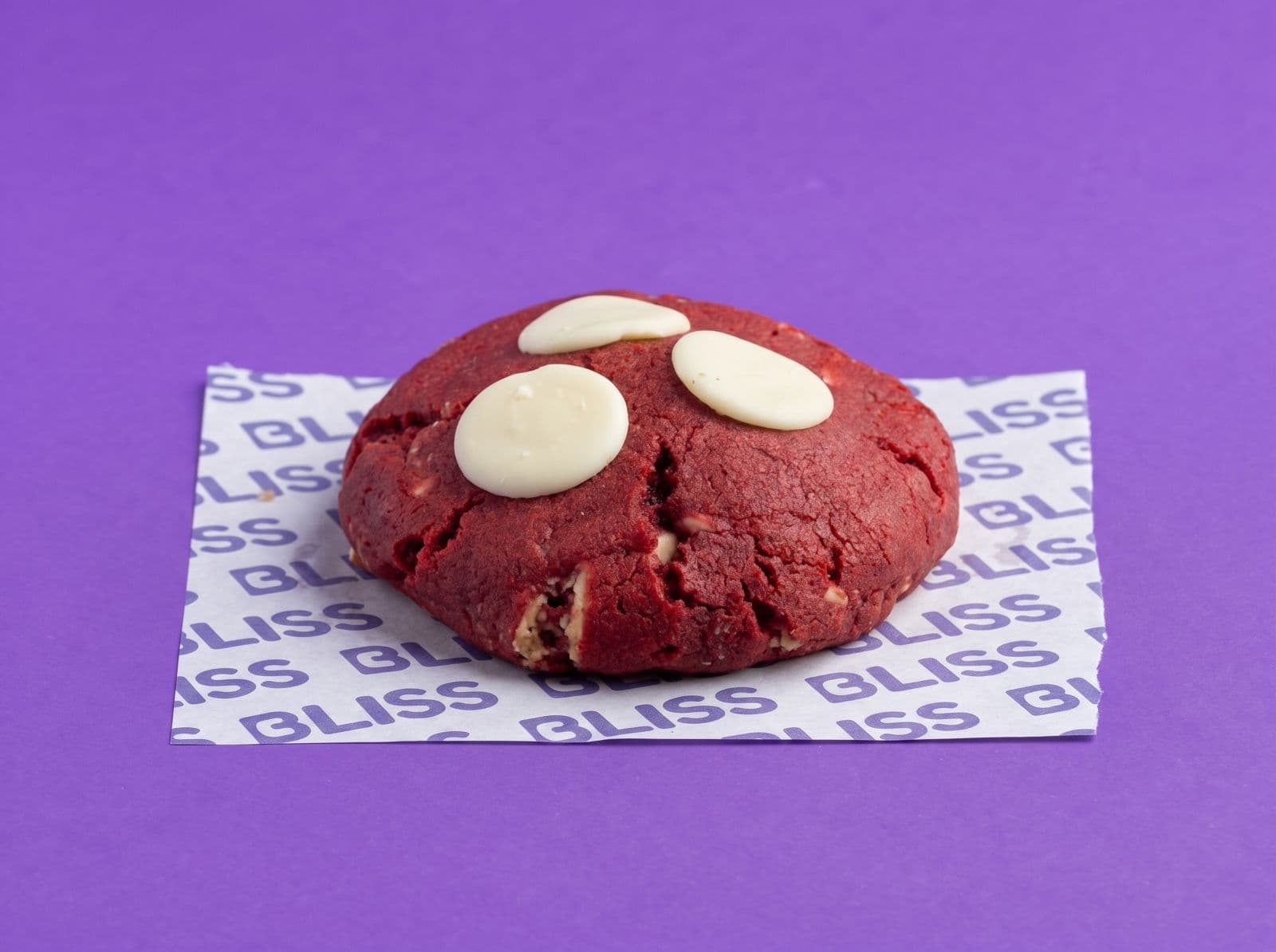 Nuestra clásica Red Velvet: cookie suave, con trozos de chocolate blanco y un corazón cremoso que la hace irresistible.