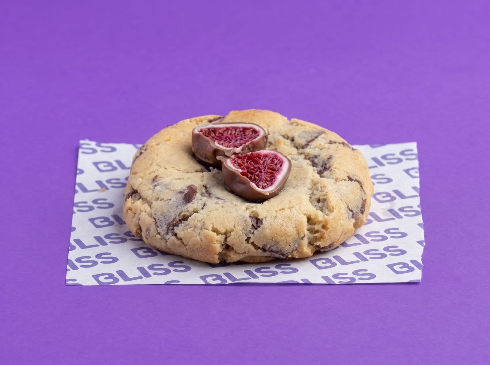 Cookie de vainilla con trozos de chocolate blanco y chocolate con leche, rellena de Franui y coronada con Franui por arriba. La combinación perfecta de chocolate y frambuesa en cada bocado.