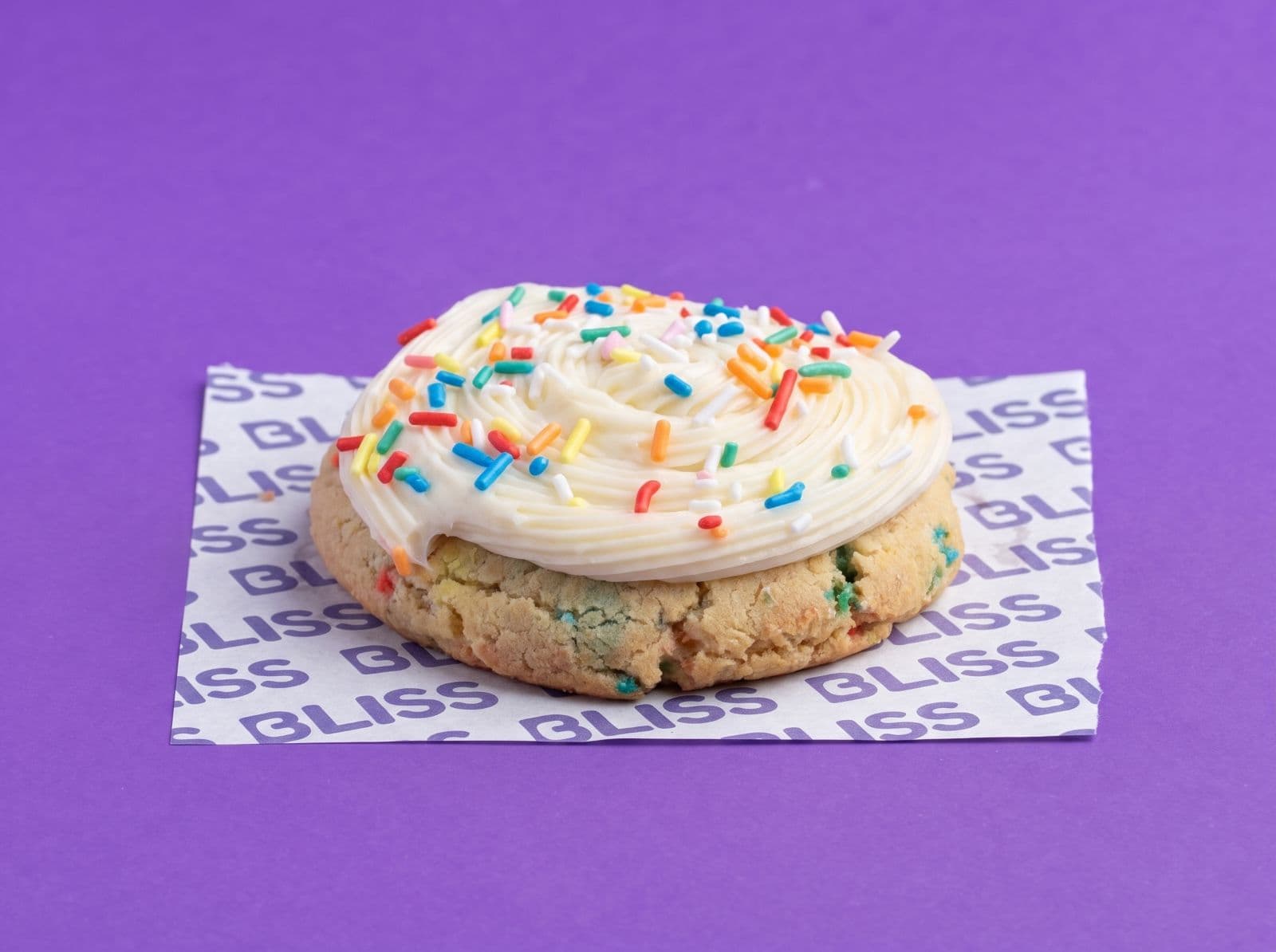 🎂 Birthday Cookie Cookie de vainilla estilo birthday cake, llena de sprinkles de colores y con un corazón de dulce de leche. Dulce, divertida y con sabor a festejo en cada mordida.