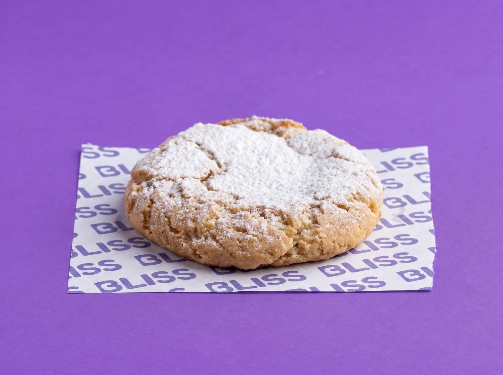 Volcán de Dulce de Leche Cookie Cookie rellena de un abundante y cremoso corazón de dulce de leche, terminada con una delicada lluvia de azúcar impalpable. Inspirada en un volcán, revela toda su magia al partirla y descubrir la explosión de dulce de leche que esconde en su interior.