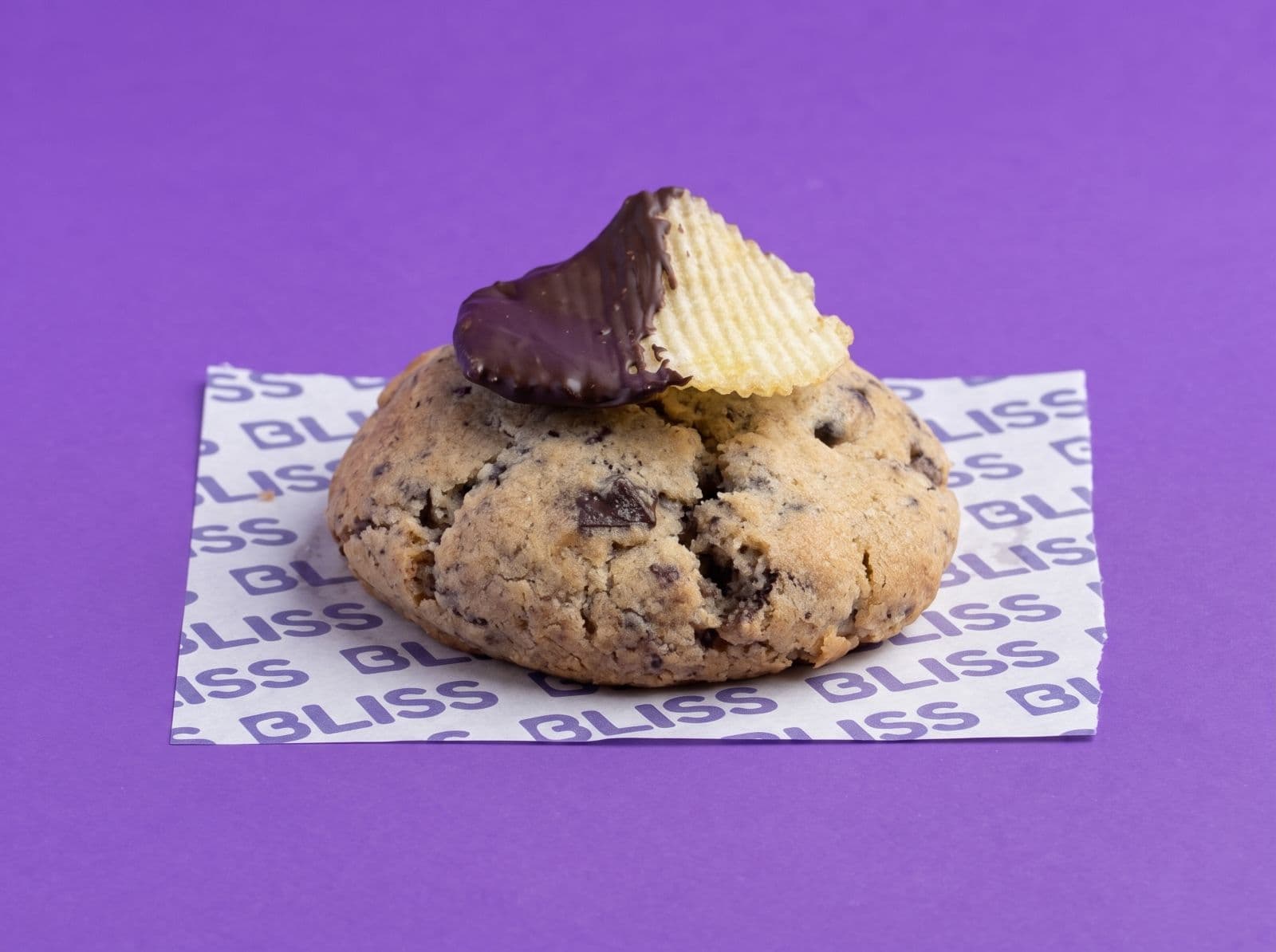 🍫Sweet & Salty Crunch Cookie Cookie con chocolate amargo y papas chips: una combinación inesperada entre chocolate intenso, crocante y ese toque salado que hace que no puedas parar. Sweet + salty = match perfecto.
