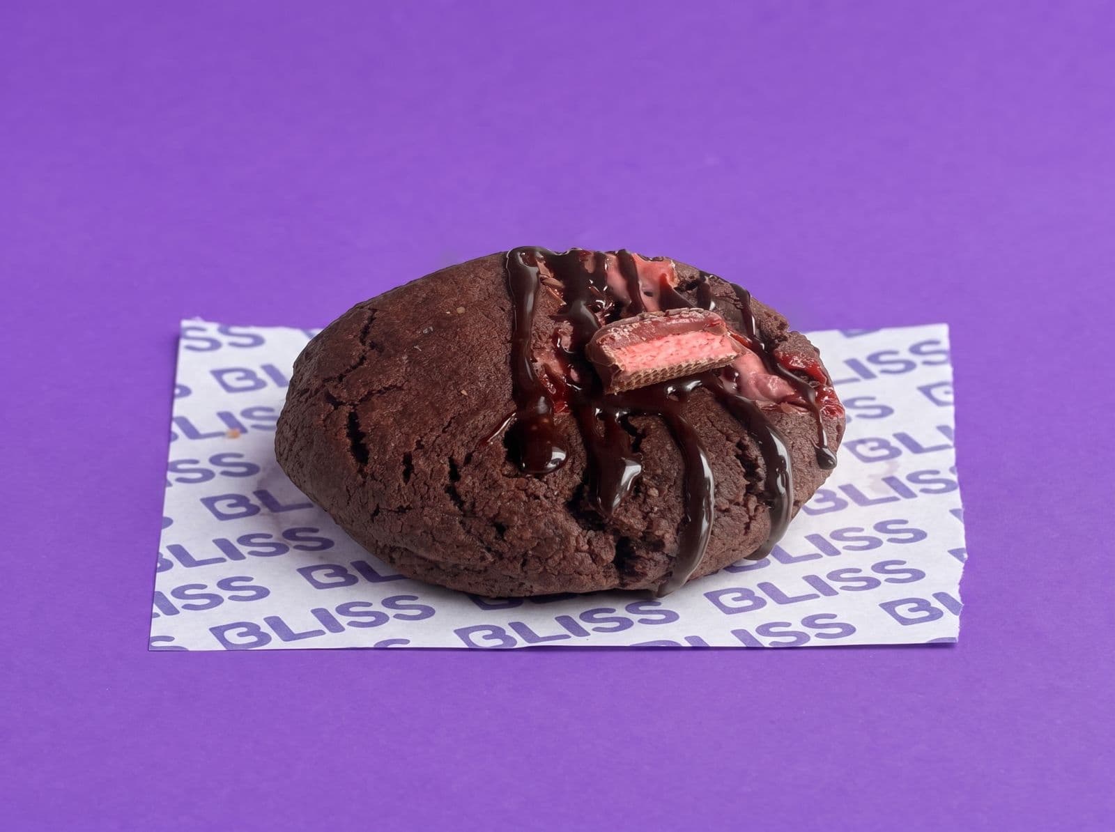 Chocofrutilla Cookie Cookie de chocolate rellena de una suave crema de frutilla, coronada con un bombón de chocolate y frutilla. Una combinación que une la intensidad del cacao con la frescura y dulzura de la frutilla, creando una experiencia deliciosa y equilibrada en cada bocado.