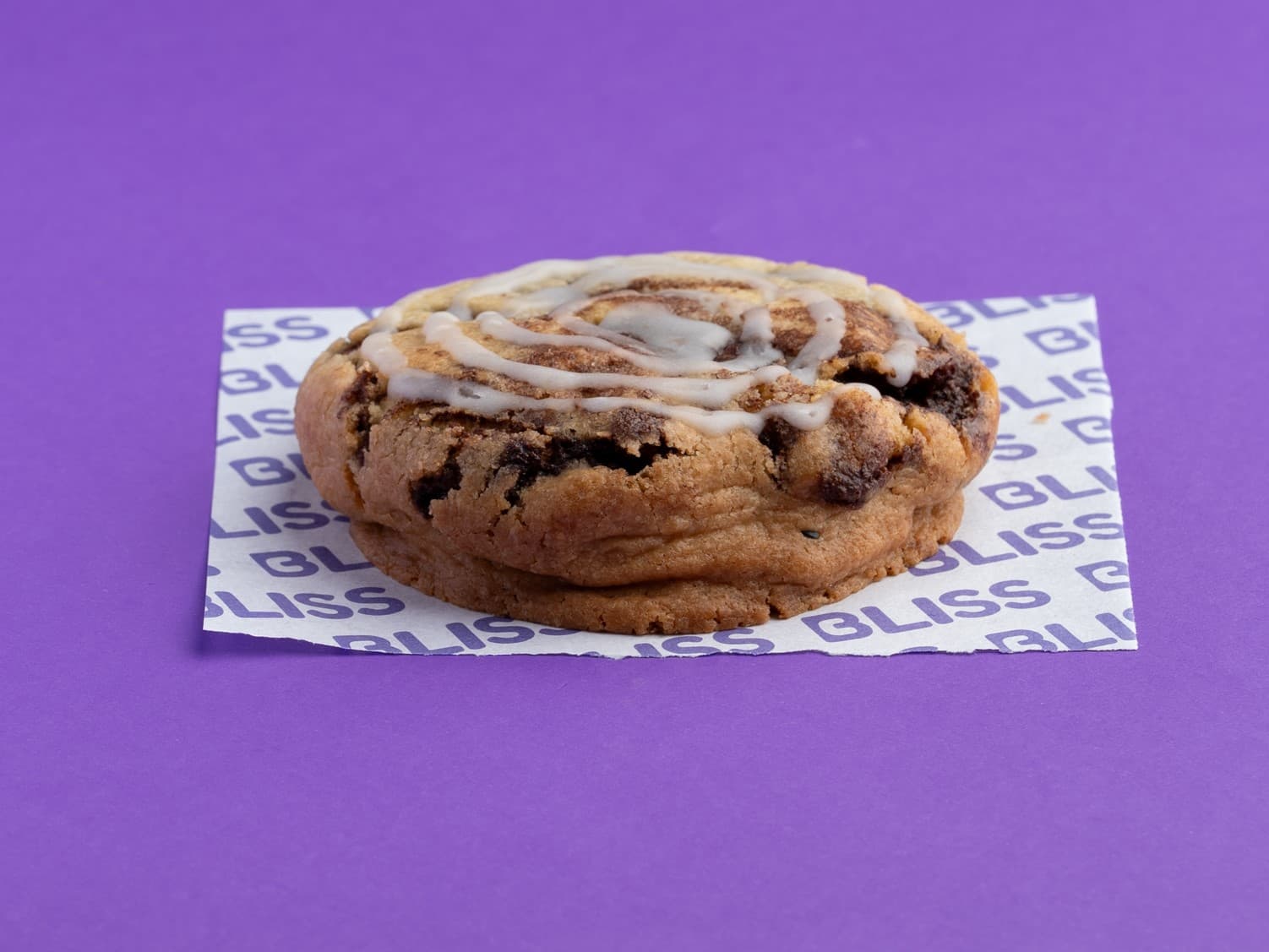 Cinnamon Cookie Cookie de canela suave y especiada, rellena de un cremoso frosting de queso crema y azúcar impalpable. Una combinación cálida, delicada y reconfortante, donde la intensidad aromática de la canela se equilibra a la perfección con la suavidad y cremosidad del relleno.