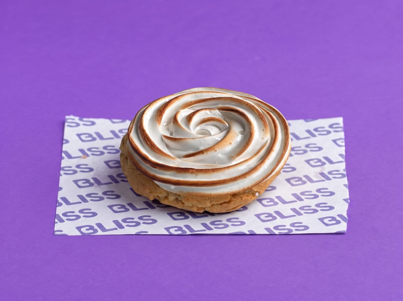 Lemon Pie Cookie Cookie de vainilla rellena de una suave y cremosa crema de limón, con el equilibrio perfecto entre dulzura y acidez. Coronada con un delicado merengue, captura toda la esencia del clásico lemon pie en una versión irresistible de cookie. Fresca, cremosa y llena de sabor en cada bocado.