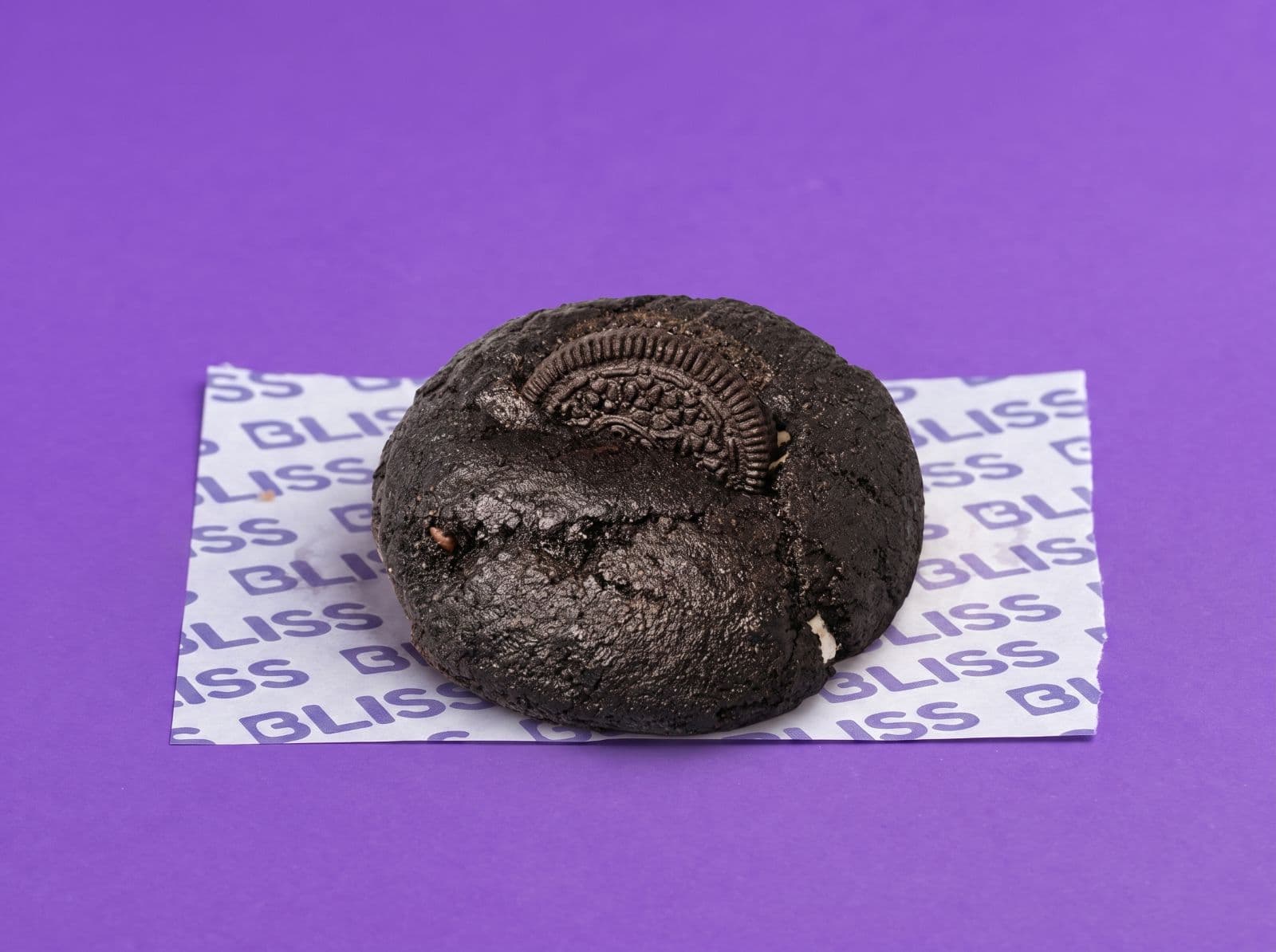 Una cookie de chocolate intensa, cargada de trozos de chocolate con leche y auténticas galletas Oreo. En su interior esconde una cremosa ganache de Oreo que aporta aún más sabor y suavidad. Coronada con media Oreo, es el sueño de cualquier amante del chocolate.