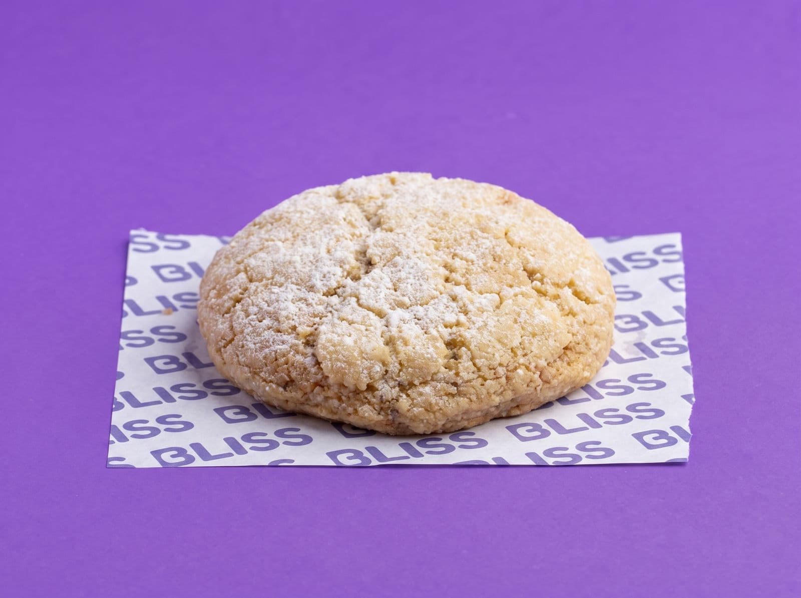Nuestra versión de la clásica apple crumble. Una cookie de vainilla suave y deliciosa, coronada con un crumble de manzana y canela que aporta textura y calidez en cada bocado. Terminada con una fina capa de azúcar impalpable, es una combinación perfecta de dulzura, especias y sabor casero.