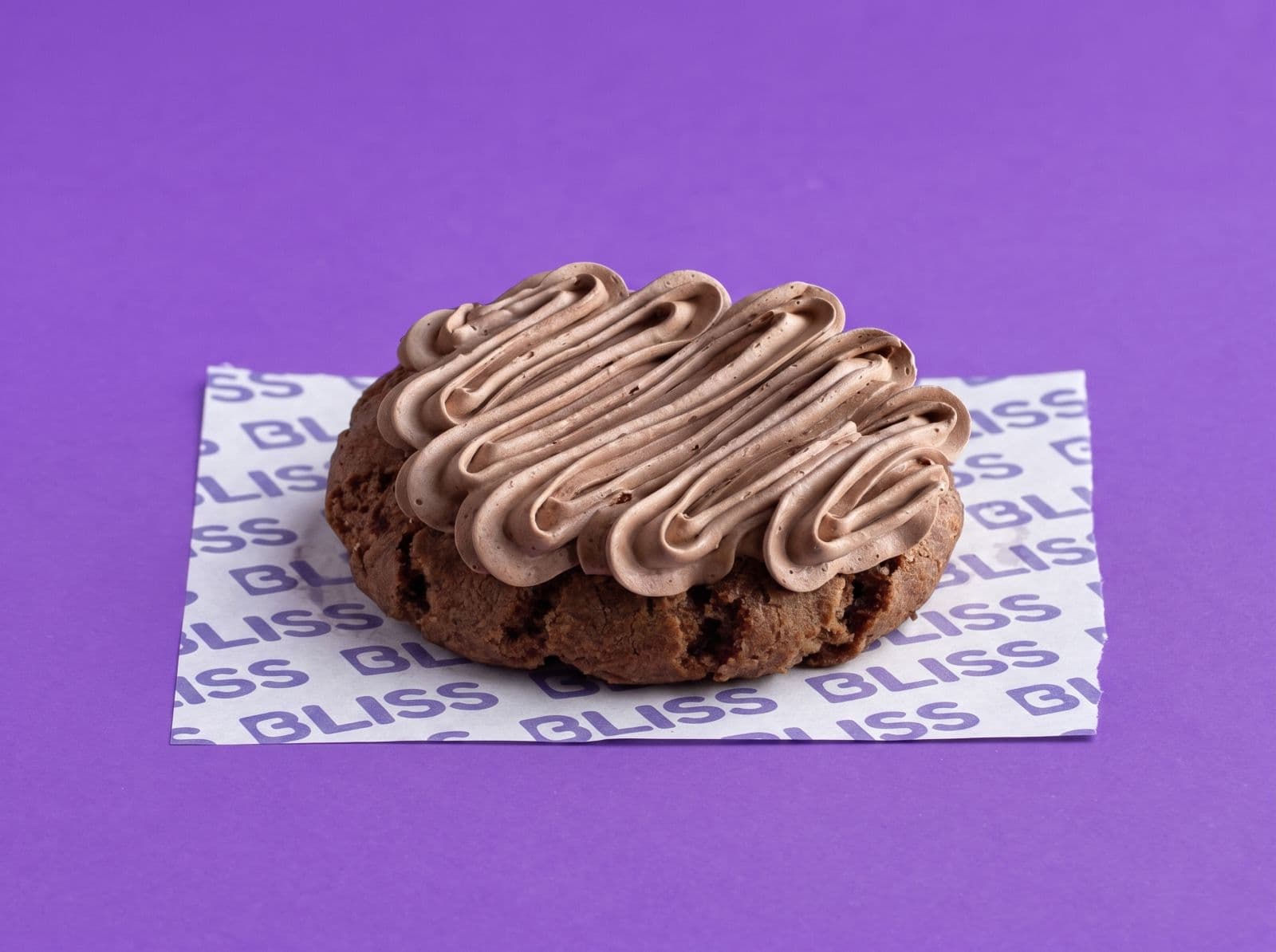 Diseñada para los amantes del café. Esta cookie combina delicadas notas de café con trozos de chocolate blanco que aportan dulzura y contraste. Su interior sorprende con un relleno irresistible y su cobertura de ganache de café redondea una experiencia intensa, equilibrada y diferente.