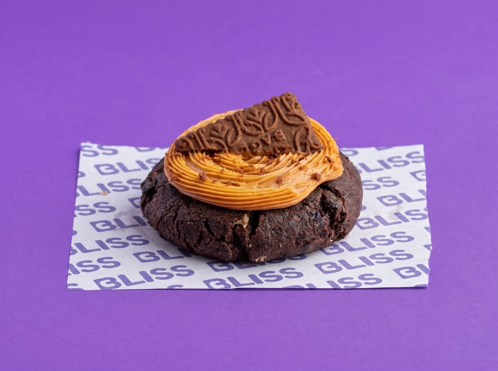 Cookie de chocolate inspirada en la clásica chocotorta. Rellena con una suave crema de dulce de leche y cream cheese y coronada con trozos de Chocolinas. Todo el sabor de la chocotorta, pero en versión cookie.
